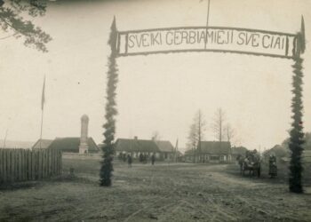 Lekėčių miestelio centrinė aikštė tarpukariu