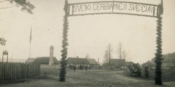 Lekėčių miestelio centrinė aikštė tarpukariu