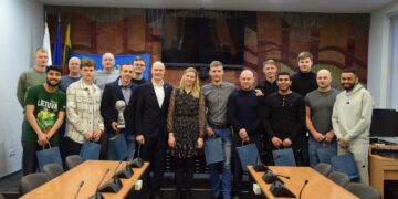 Pagerbti bronzą iškovoję salės futbolo klubo „Bruklinas“ sportininkai