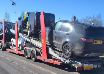 Pro Kalvarijos pasieniečius neprasprūdo vogtas visureigis „Land Rover“ ir BMV su suklastotu VIN