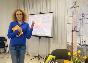 Šakių bibliotekoje pristatyta naujausia Evos Tombak knyga