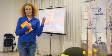 Šakių bibliotekoje pristatyta naujausia Evos Tombak knyga