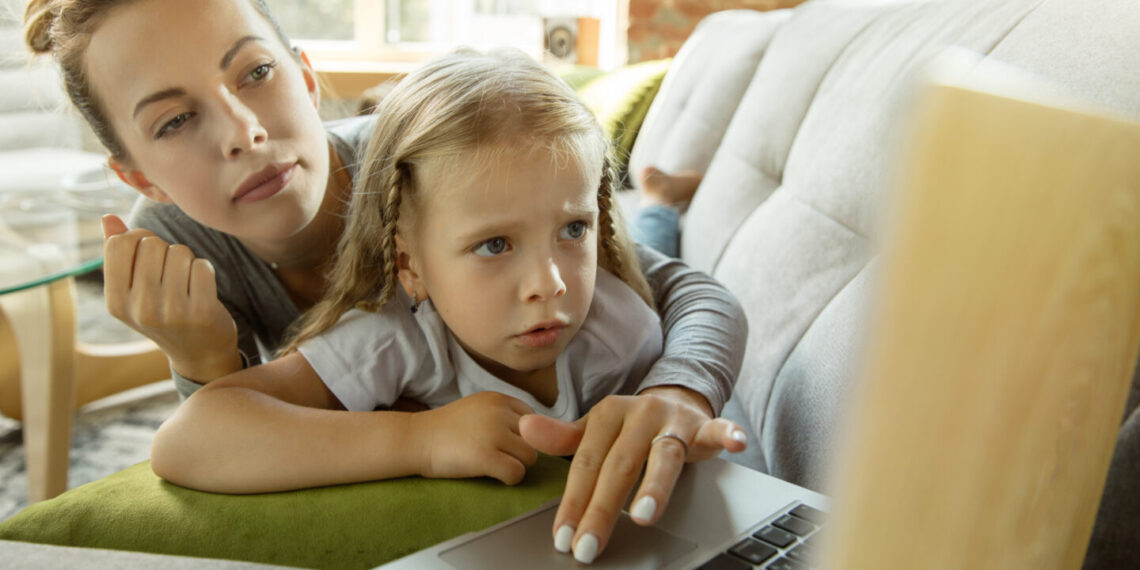 Tėvai vis dar nepakankamai stebi vaikų elgesį internete