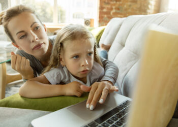 Tėvai vis dar nepakankamai stebi vaikų elgesį internete