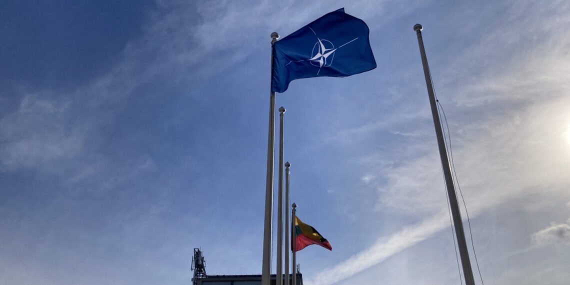 Marijampolėje suplevėsavo Lietuvos ir NATO vėliavos
