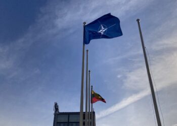 Marijampolėje suplevėsavo Lietuvos ir NATO vėliavos