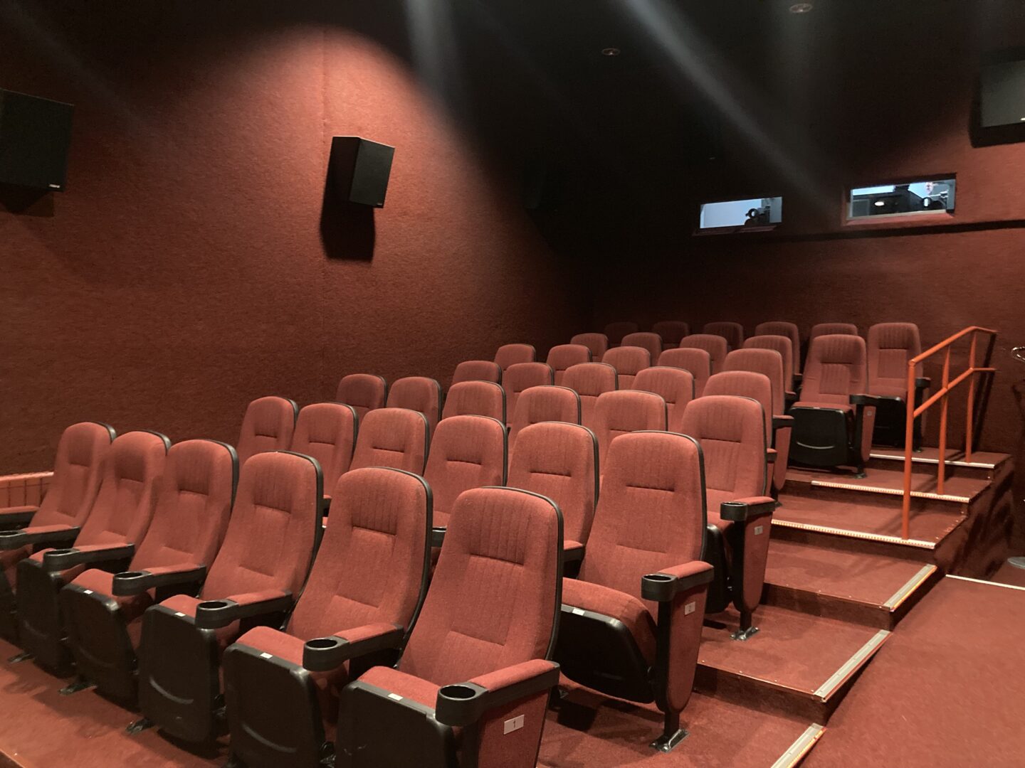 Mažoji kino teatro salė - sunkiai atpažįstama