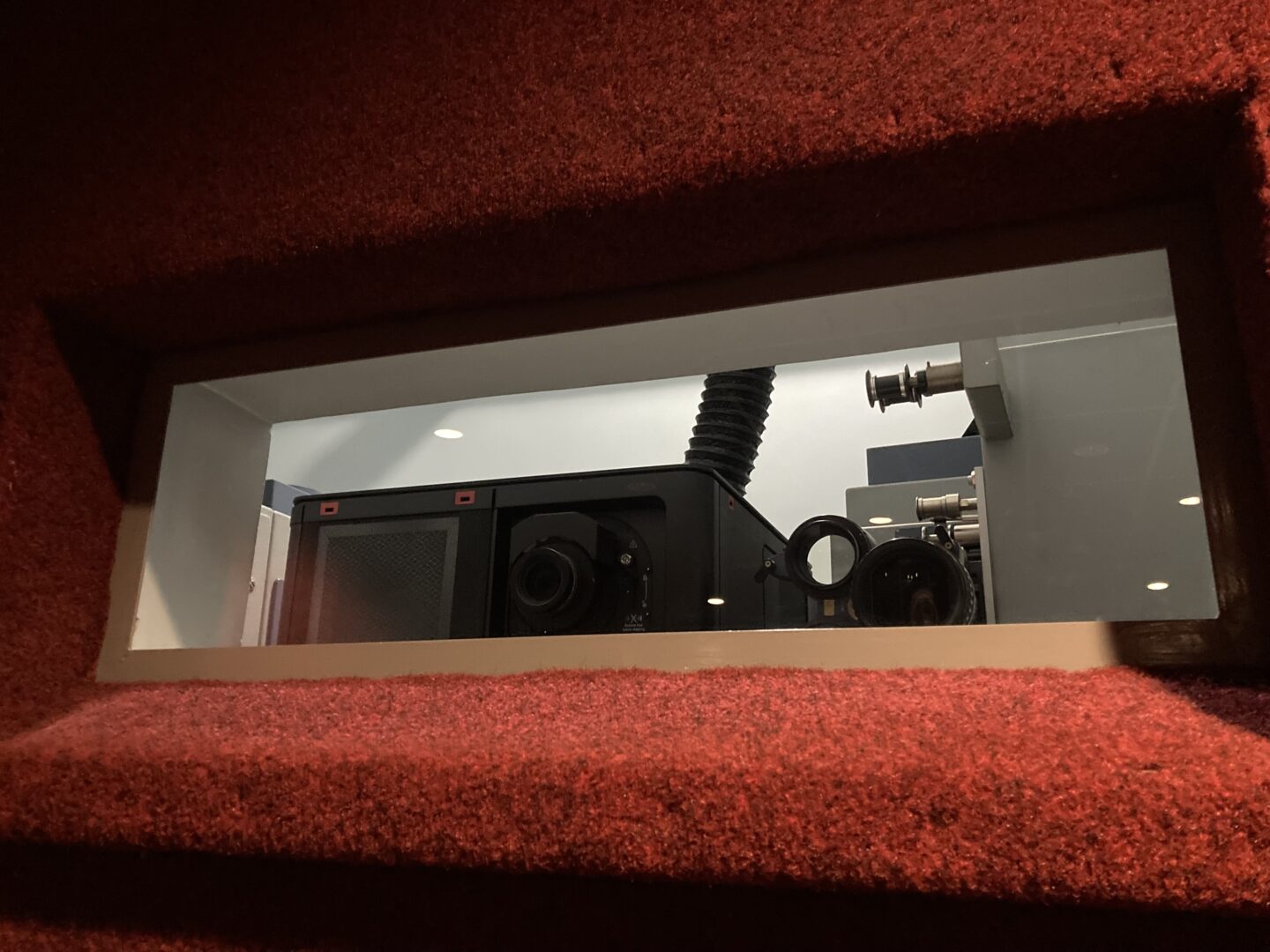 Mažojoje salėje - lazerinis 4K raiškos kino projektorius