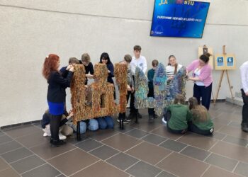 Juostelės buvo pritvirtintos prie tautinių simbolių - Gediminaičių stulpų bei Ukrainos trišakio