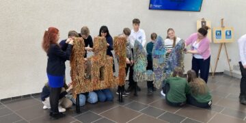 Juostelės buvo pritvirtintos prie tautinių simbolių - Gediminaičių stulpų bei Ukrainos trišakio