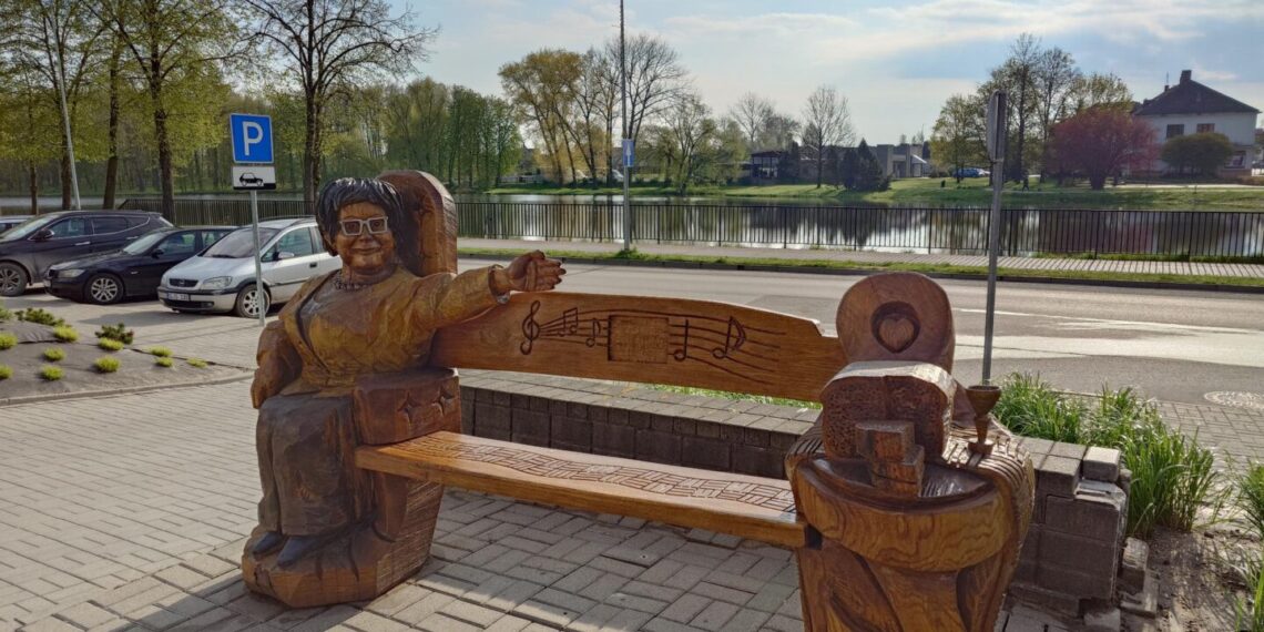 Šakių miesto centre pristatytas ąžuolo kūrinys, skirtas atminti muzikologę Zitą Kelmickaitę