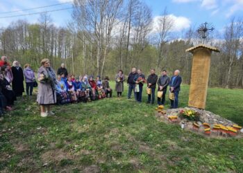 Atidengtas paminklas, skirtas kunigui, knygnešiui Martynui Sederevičiui