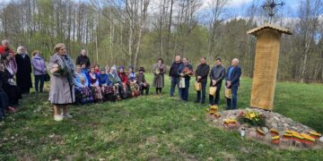 Atidengtas paminklas, skirtas kunigui, knygnešiui Martynui Sederevičiui