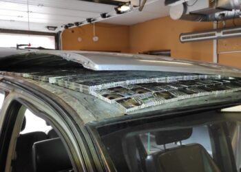 Automobilio stoge - kontrabandinių rūkalų slėptuvė