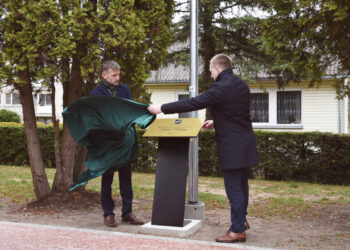 Kazlų Rūdoje atidengta atminimo lenta Vidui Pielikiui