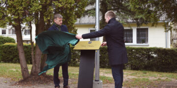 Kazlų Rūdoje atidengta atminimo lenta Vidui Pielikiui