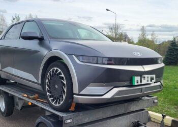 Pasieniečiai sulaikė vos prieš mėnesį britų pasigestą apynaujį elektromobilį