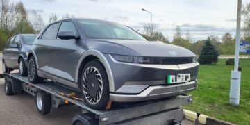 Pasieniečiai sulaikė vos prieš mėnesį britų pasigestą apynaujį elektromobilį