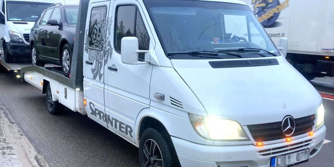 Prieš savaitę Vokietijoje pavogtas mikroautobusas į Lietuvą atkeliavo automobilvežio priekaboje