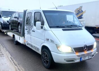 Prieš savaitę Vokietijoje pavogtas mikroautobusas į Lietuvą atkeliavo automobilvežio priekaboje