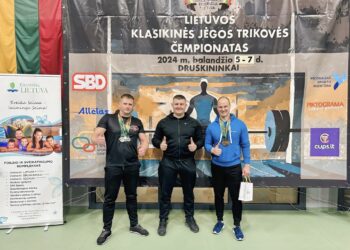 Radviliškio jėgos trikovės klubo komandos nariai: E. Bunys. K. Balsys ir V. Kanapinskas