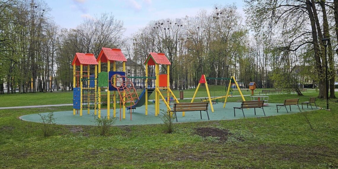 Šakiuose atnaujinta vaikų žaidimo aikštelė J. Lingio parke