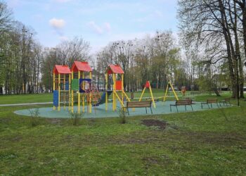 Šakiuose atnaujinta vaikų žaidimo aikštelė J. Lingio parke