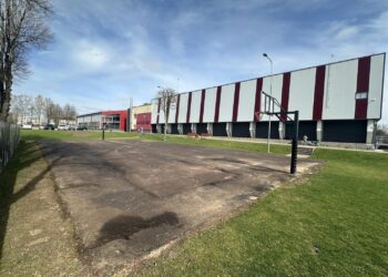 Šalia Šakių JKSC atnaujinama krepšinio aikštelė