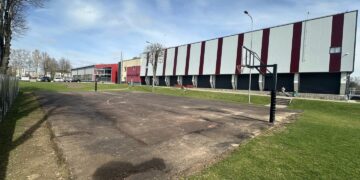 Šalia Šakių JKSC atnaujinama krepšinio aikštelė