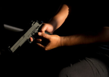 Vyras grasino šaunamuoju ginklu