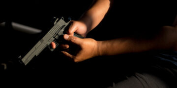 Vyras grasino šaunamuoju ginklu