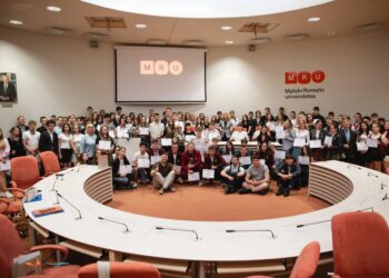 Pažymėjimai įteikti pirmiesiems Vilkaviškio ekonomikos ir verslo akademijos absolventams