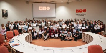 Pažymėjimai įteikti pirmiesiems Vilkaviškio ekonomikos ir verslo akademijos absolventams