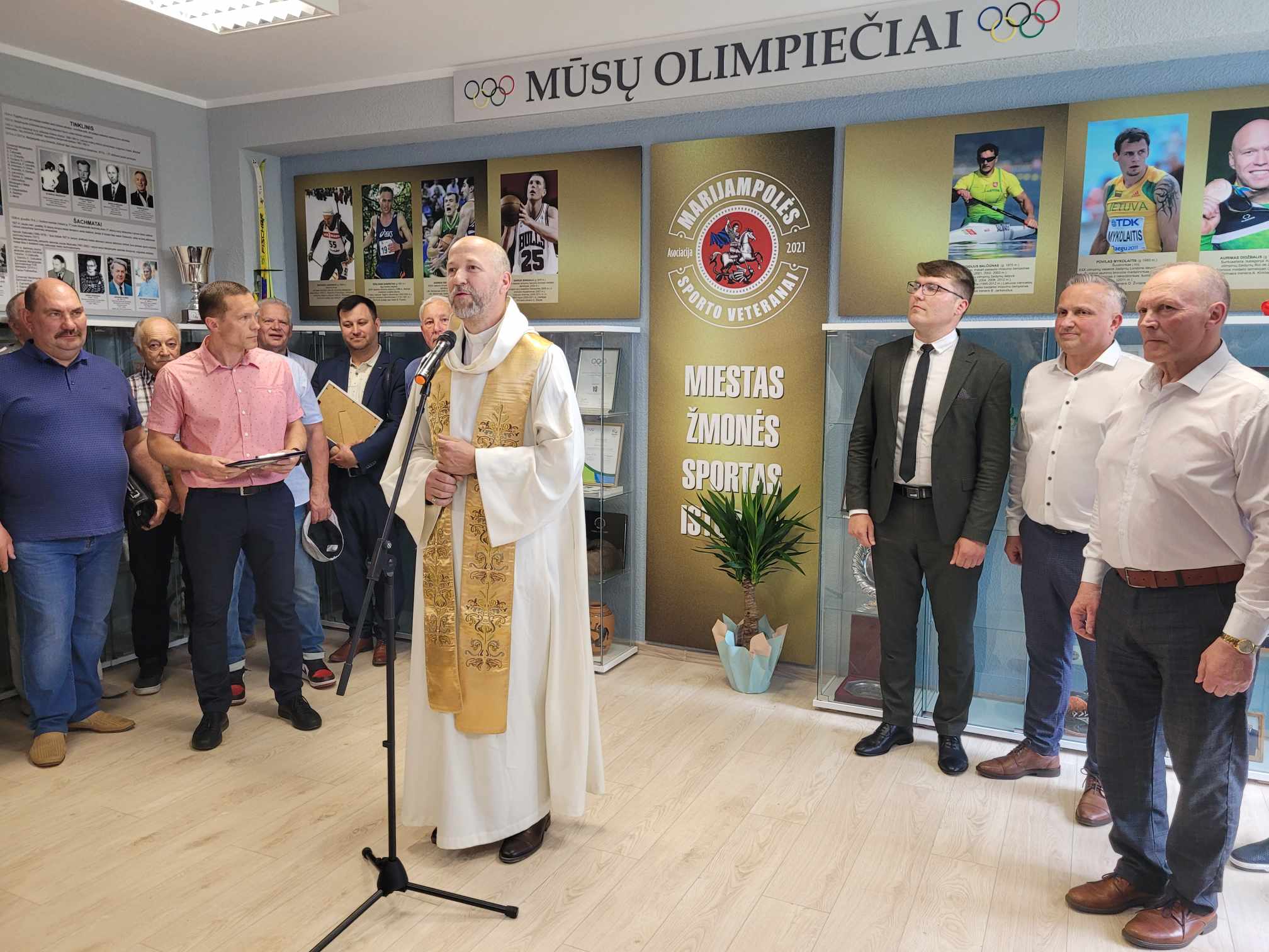 Marijampolės sporto istorijos muziejų pašventino kunigas Marius Rudzinskas