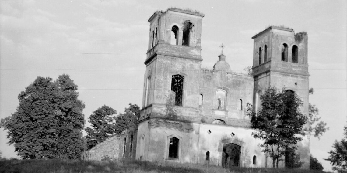 Bartninkų bažnyčios griuvėsiai 1944 m.
