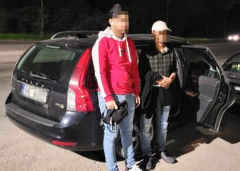 Į Vakarus su, įtariama, padirbtais dokumentais keliavę migrantai suimti dviem mėnesiams