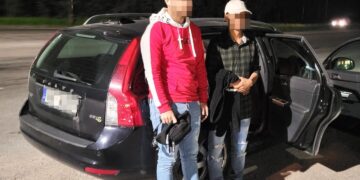 Į Vakarus su, įtariama, padirbtais dokumentais keliavę migrantai suimti dviem mėnesiams
