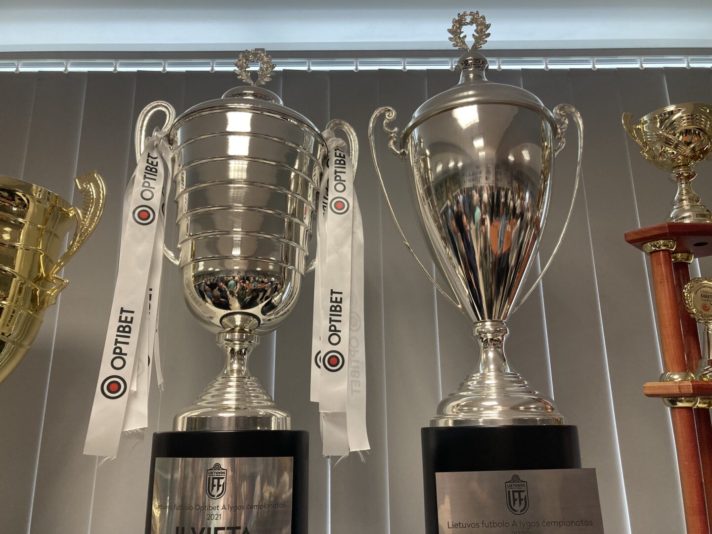 Tarp muziejaus eksponatų - Marijampolės „Sūduvos“ čempionų taurės