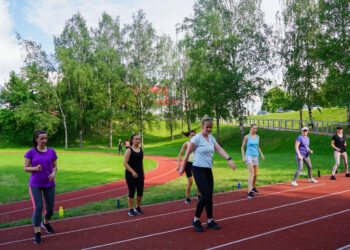 Marijampolės sporto savaitėje - aerobikos užsiėmimai ir futbolas vaikščiojant