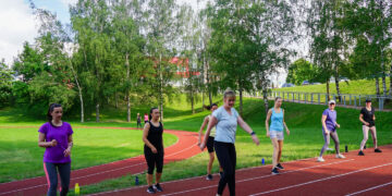Marijampolės sporto savaitėje - aerobikos užsiėmimai ir futbolas vaikščiojant