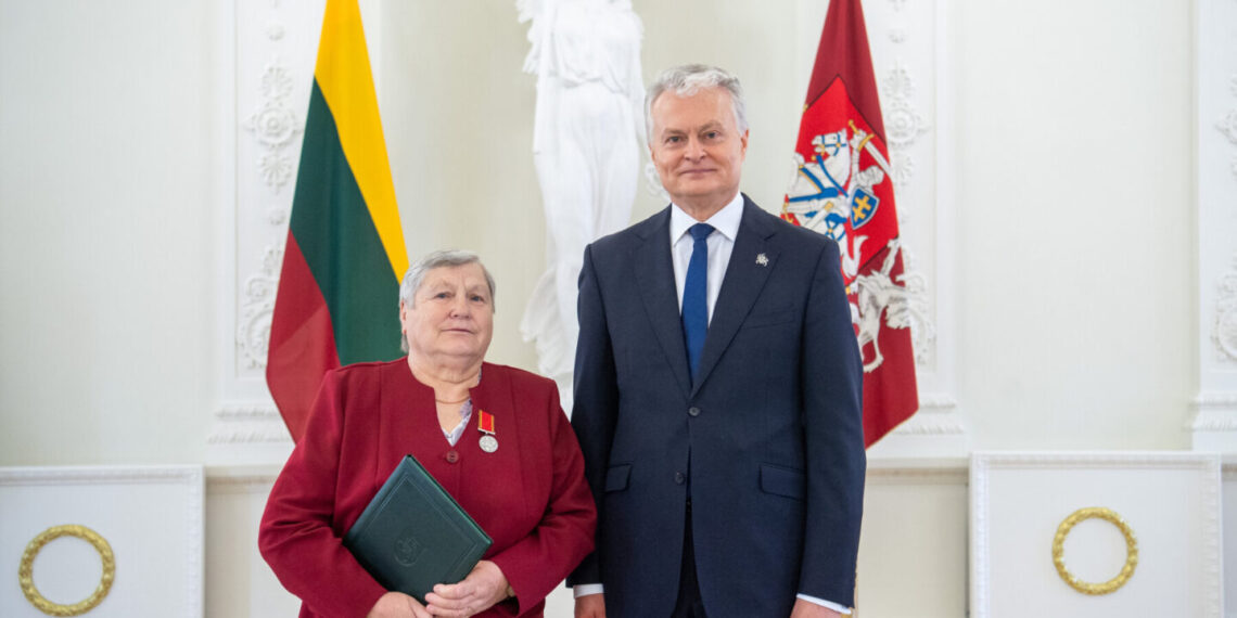 Motinos dienos proga Prezidentas įteikė apdovanojimus - tarp apdovanotųjų ir Marijampolės savivaldybės gyventoja
