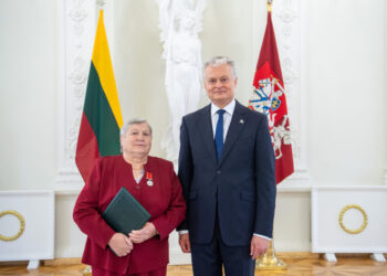 Motinos dienos proga Prezidentas įteikė apdovanojimus - tarp apdovanotųjų ir Marijampolės savivaldybės gyventoja