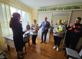 Pasveikinta LR Prezidento ordino „Už nuopelnus Lietuvai“ medaliu apdovanota D. Jasukynienės šeimyna