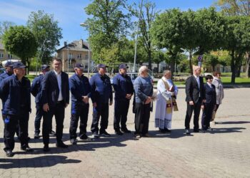 Su profesine švente pasveikinti ugniagesiai-gelbėtojai