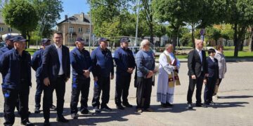 Su profesine švente pasveikinti ugniagesiai-gelbėtojai