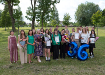 Meno mokyklos baigimo pažymėjimų įteikimo šventė – širdimi jaučiamas triumfas ir nauja pradžia