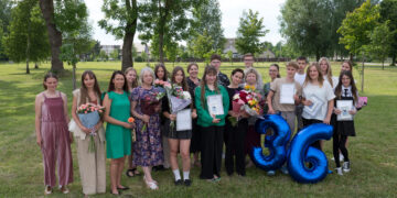 Meno mokyklos baigimo pažymėjimų įteikimo šventė – širdimi jaučiamas triumfas ir nauja pradžia