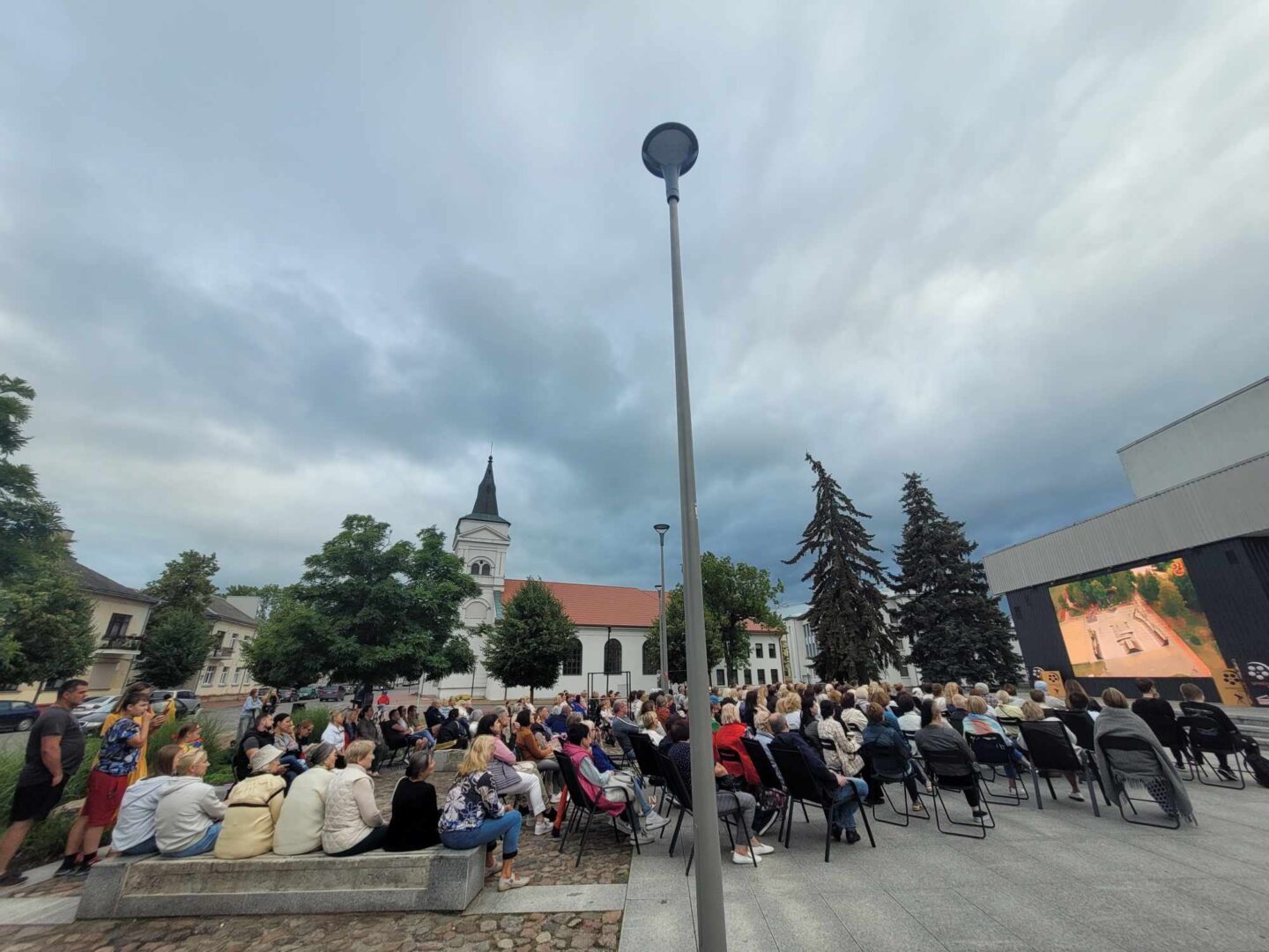 Gausiai surinkusiai publikai parodytas filmukas apie Marijampolę