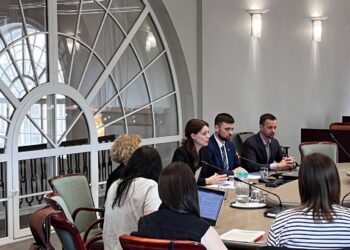 Valstybiniai brandos egzaminai bus laikomi dalimis, stiprinama užduočių rengimo kokybė