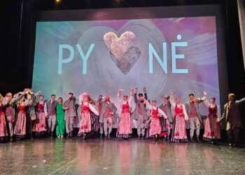 Šokių kolektyvo „Pynė“ jaunimo grupė surengė atsisveikinimo koncertą